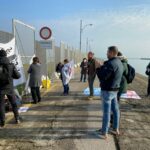 Manifestanti pro migranti a Porto Corsini