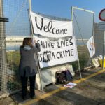 Manifestanti pro migranti a Porto Corsini