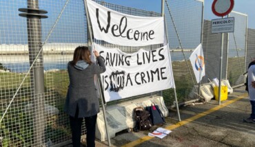 Manifestanti pro migranti a Porto Corsini