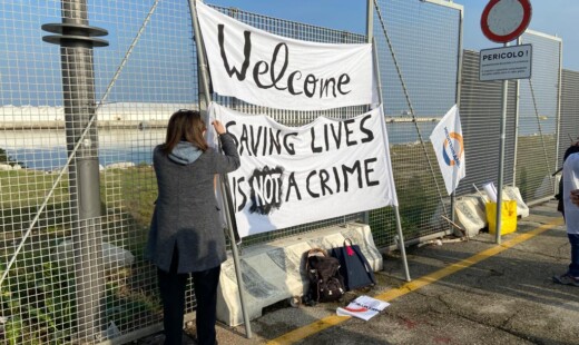 Manifestanti pro migranti a Porto Corsini