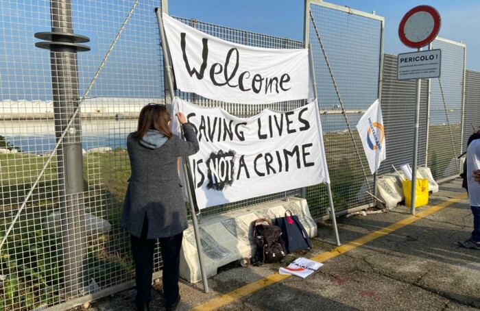 Manifestanti pro migranti a Porto Corsini