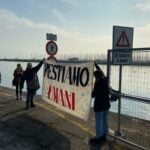 Manifestanti pro migranti a Porto Corsini