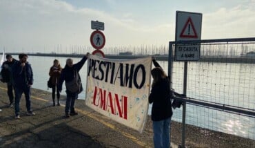 Manifestanti pro migranti a Porto Corsini 