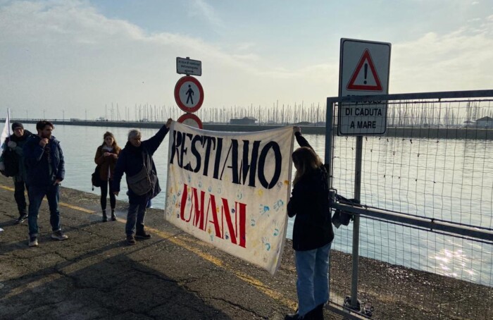 Manifestanti pro migranti a Porto Corsini