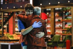 L'abbraccio tra Nicola e lo chef Bruno Barbieri