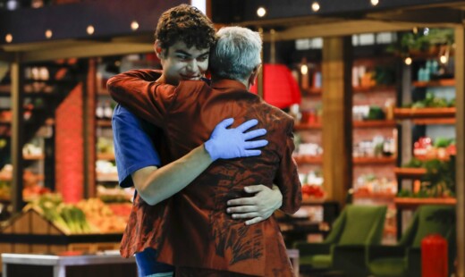 L'abbraccio tra Nicola e lo chef Bruno Barbieri