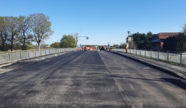 Nuovo asfalto sul ponte di via Reale sul fiume Senio ad Alfonsine