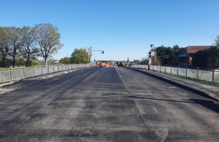 Nuovo asfalto sul ponte di via Reale sul fiume Senio ad Alfonsine