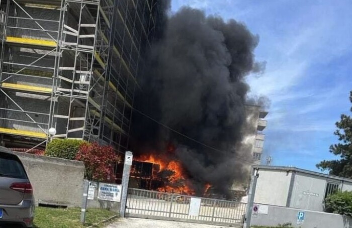 L'incendio In Una Foto Postata Sul Gruppo Facebook Cittadino Lido Adriano