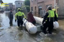 I soccorsi della guardia di finanza agli alluvionati