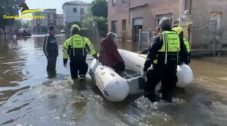 I soccorsi della guardia di finanza agli alluvionati