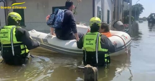 I soccorsi della guardia di finanza agli alluvionati