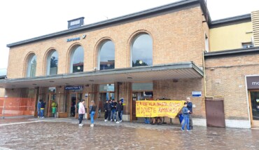 Sit in protesta stazione contro trenitalia