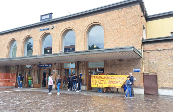Sit in protesta stazione contro trenitalia