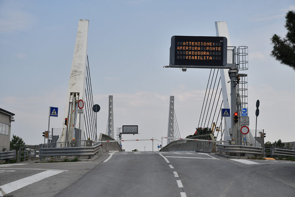 Sul ponte mobile di Ravenna transitano in media fino a 20mila veicoli al giorno