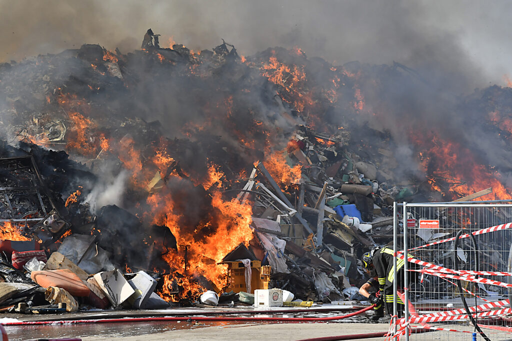 Incendio rifiuti Mezzano 21 giugno 2023