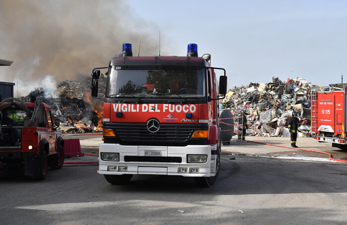 Incendio rifiuti Mezzano 21 giugno 2023