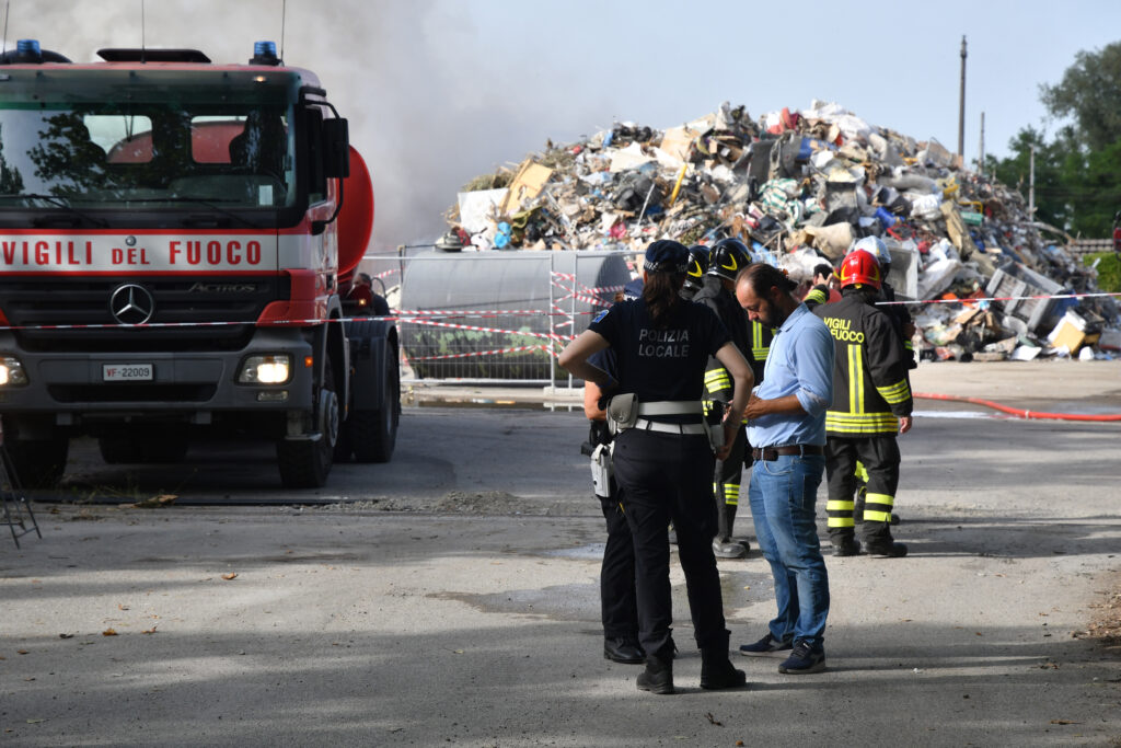 Incendio rifiuti Mezzano 21 giugno 2023