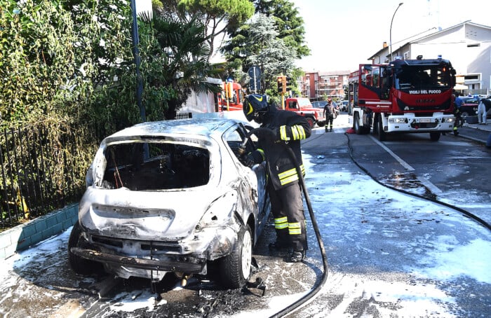Auto Incendiata Via Battuzzi