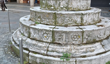 Colonna Veniziana Piazza Del Popolo Degrado 1