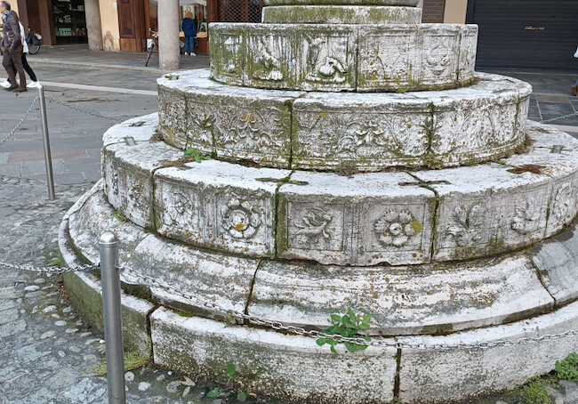 Colonna Veniziana Piazza Del Popolo Degrado 1