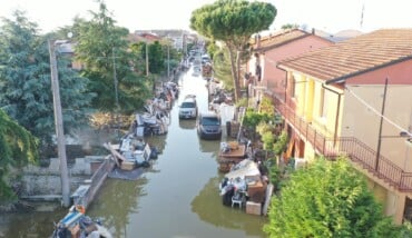 Una via di Fornace Zarattini il 25 maggio (foto di Andrea Montanari)