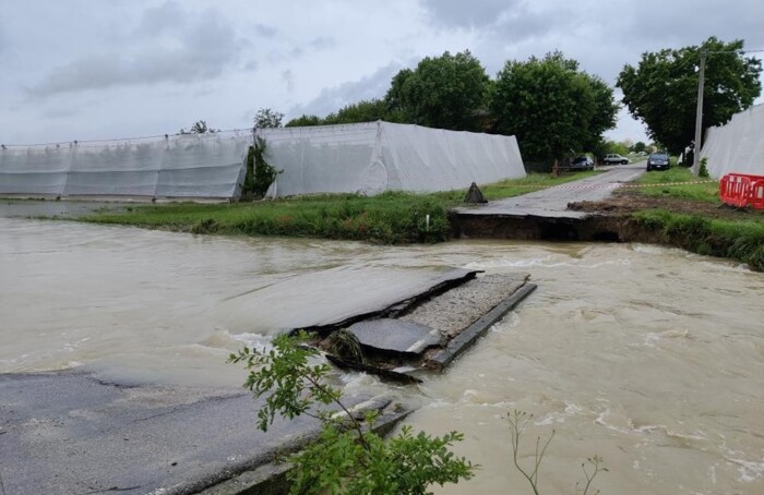 Il maltempo ha causato la piena del fosso Ghiaia a Gambellara e il crollo del ponte in via del Dottore che serve l'agriturismo Ca' Ridolfi