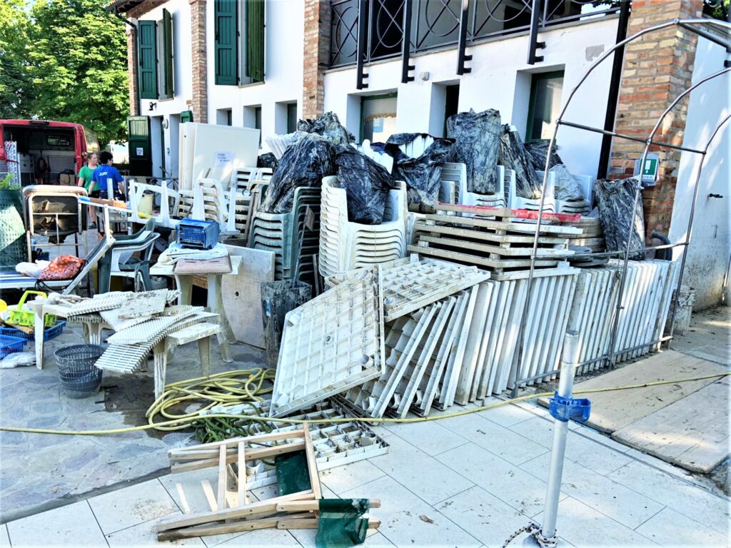 2 Tavolini, Sedie, Ombrelloni