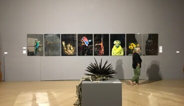 Veduta della serie degli specchi di Pistoletto sullo sfondo e un'opera di Claudio Cintoli in primo piano, collezione Ettore Mina Zattoni