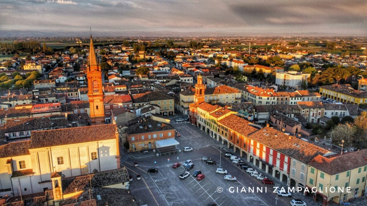 Una veduta aerea di piazza Farini e piazza Dante a Russi