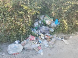 Rifiuti nei pressi della spiaggia libera di Lido Adriano