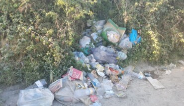 Rifiuti nei pressi della spiaggia libera di Lido Adriano