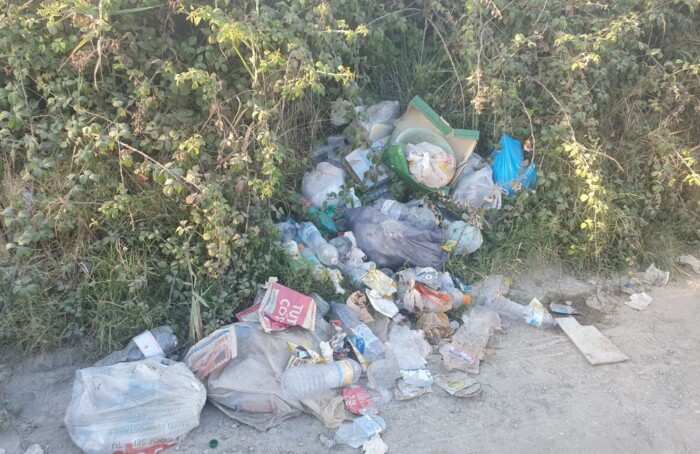 Rifiuti nei pressi della spiaggia libera di Lido Adriano