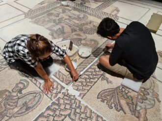 Restauratori al lavoro durante l'allestimento delle nuove sezioni