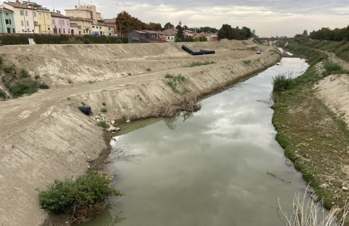I lavoro lungo gli argini del Lamone nei pressi del Ponte delle Grazie
