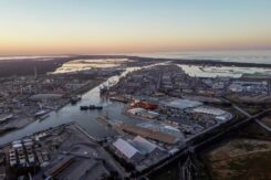 Veduta aerea del porto di Ravenna (foto da pagina Facebook di Ap)