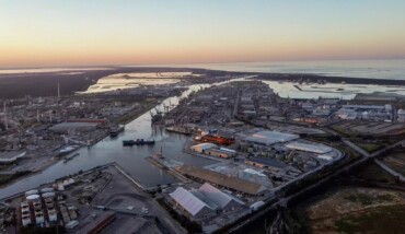 Veduta aerea del porto di Ravenna (foto da pagina Facebook di Ap)