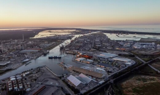 Veduta aerea del porto di Ravenna (foto da pagina Facebook di Ap)