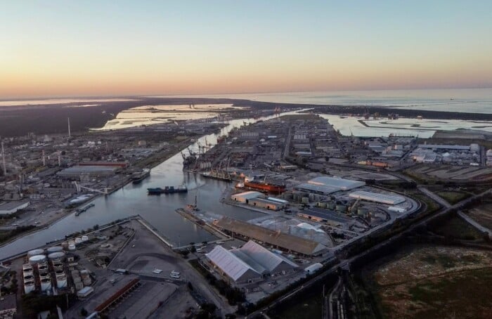 Veduta aerea del porto di Ravenna (foto da pagina Facebook di Ap)
