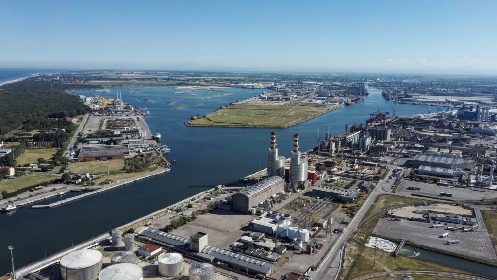 In primo piano la centrale elettrica, sullo sfondo la penisola Trattaroli (foto da pagina Facebook di Ap)