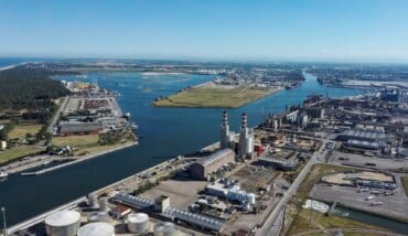 In primo piano la centrale elettrica, sullo sfondo la penisola Trattaroli (foto da pagina Facebook di Ap)
