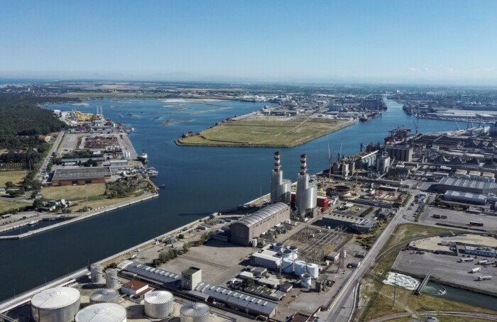 In primo piano la centrale elettrica, sullo sfondo la penisola Trattaroli (foto da pagina Facebook di Ap)