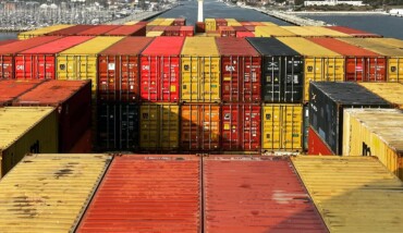 Una nave porta container in entrata al porto di Ravenna