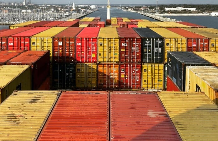 Una nave porta container in entrata al porto di Ravenna