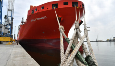 La nave Jolly Vanadio ormeggiata in porto a Ravenna