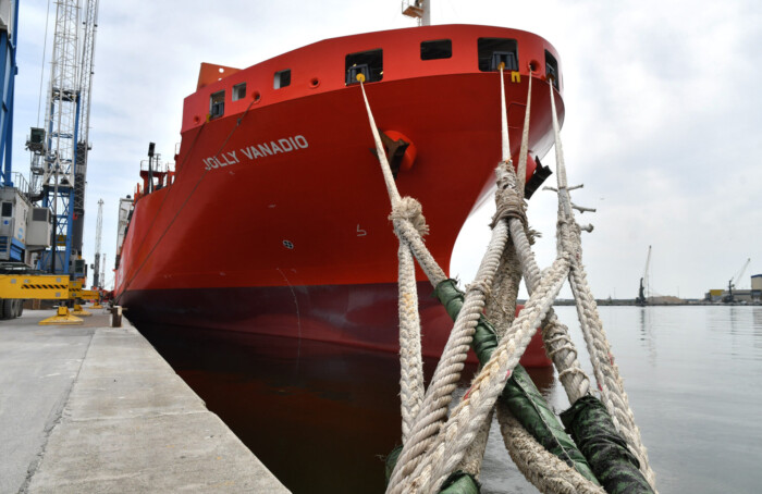 La nave Jolly Vanadio ormeggiata in porto a Ravenna