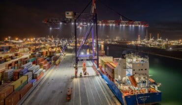 Una nave container ormeggiata al Tcr di Ravenna (foto da pagina Facebook di Ap)