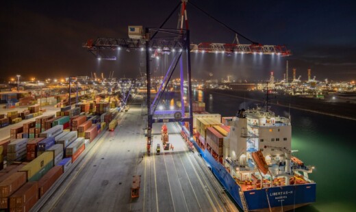 Una nave container ormeggiata al Tcr di Ravenna (foto da pagina Facebook di Ap)