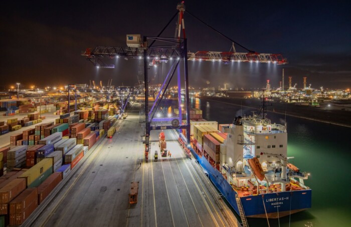 Una nave container ormeggiata al Tcr di Ravenna (foto da pagina Facebook di Ap)