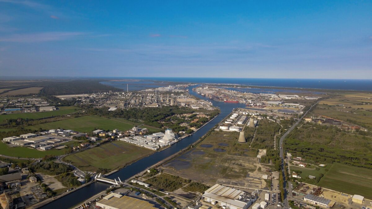 L'area ex Sarom al porto di Ravenna (foto da pagina Facebook di Ap)